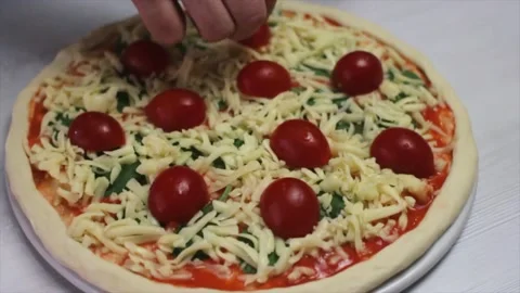 Making homemade pizza 库存影片 156015543