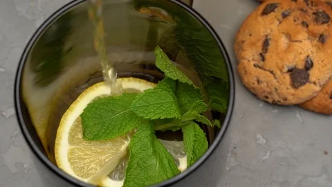 Making a hot tea with lemon and mint. Video stock 109798082