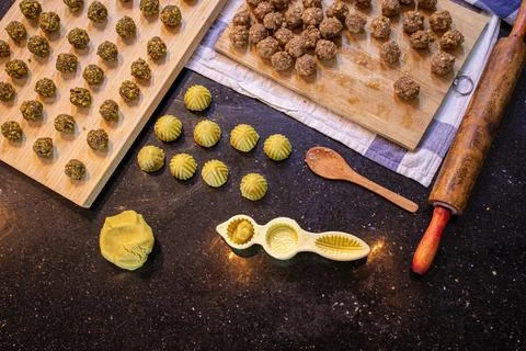 Making keto eid kahk using almond dough pistachio filling and walnut filling Foto stock