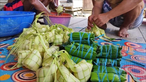 Making ketupat Video stock 272604669