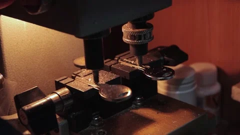 Making a key on a key cutting machine 库存影片 130857241