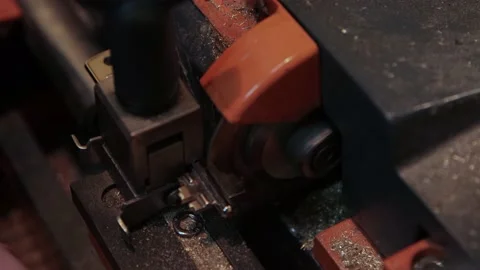 Making a key on a key cutting machine Video stock 130858763