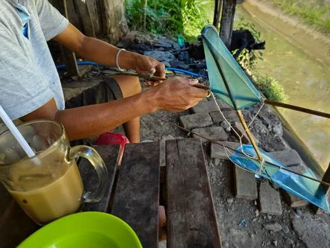 Making a kite from a bamboo frame and paper Stock Photos