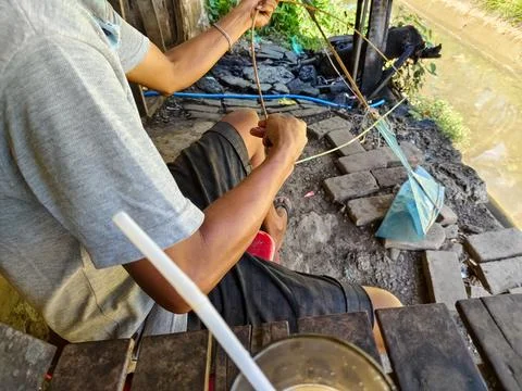 Making a kite from a bamboo frame and paper Stock Photos