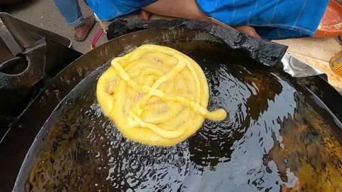 Making large jilebi or jilapi indian traditional sweet food clip. Vídeo Stock 238365183