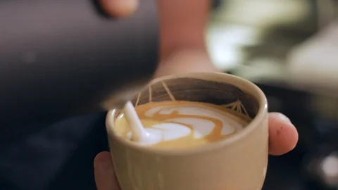 Making latte art in coffee cup in Medellin, Colombia, Latin America Vídeo Stock 101732750