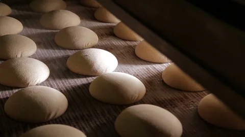 Making a loaf of bread in the bakery 库存影片 72072866