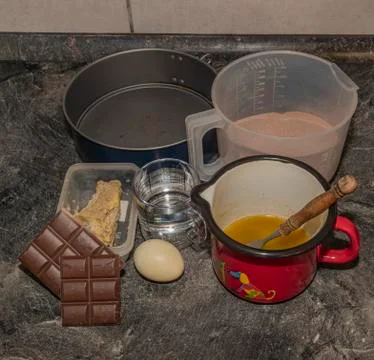 Making of marijuana brown cake with peach and strawberry fruit and cannabis l Foto stock