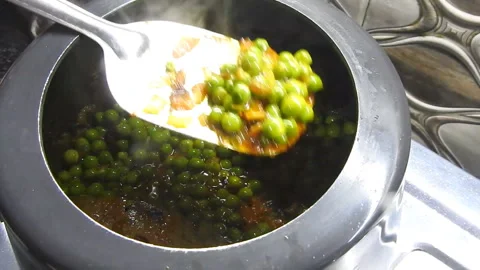 Making Matar Pulao 動画素材 194895407