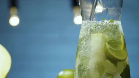 Making melon lemonade Stock Footage 142884987