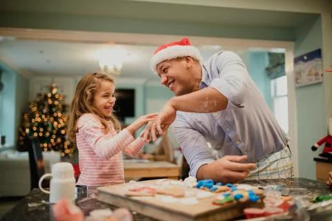 Making Messy Christmas Biscuits With Dad 스톡 사진