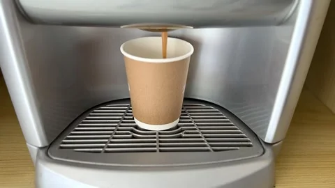 Making Milk Tea from drinks vending machine Vídeos de archivo 287583589