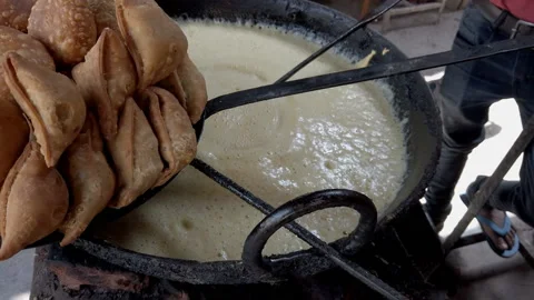 Making Mirchi Pakoda 動画素材 211667106