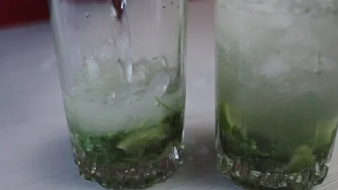 Making mojito cocktail Stock Footage 161470027