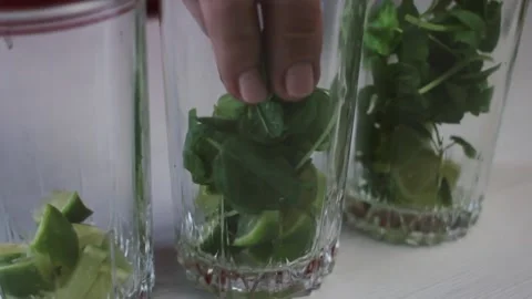 Making mojito cocktail Stock Footage 161470030