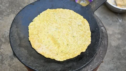Making Mooli paratha or Radish flatbread. Vídeo Stock 260162759