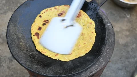 Making Mooli paratha or Radish flatbread. Vídeo Stock 260162807