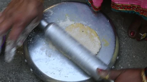 Making Mooli paratha or Radish flatbread. Vídeo Stock 260162961