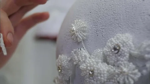 Making needlepoint on white lace, making hair accessory Vídeos de archivo 73498041