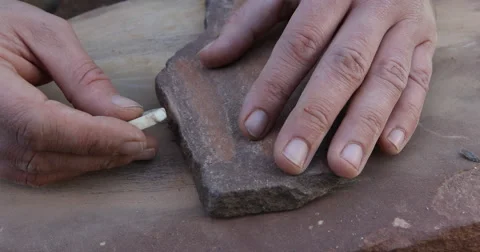 Making a neolithic bone ring Vidéo 61270201