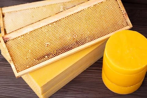 Making new wax foundation frames for beehives of reused wax Stockfoto's