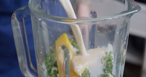 Making an oat milk smoothie Video stock 125129228