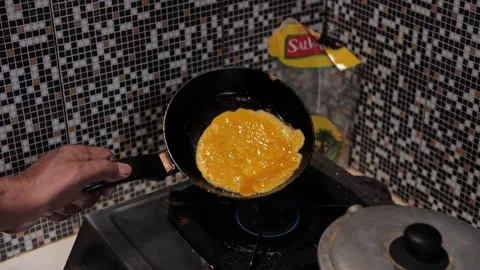 Making omelette in the kitchen with small pan Video stock 172402117