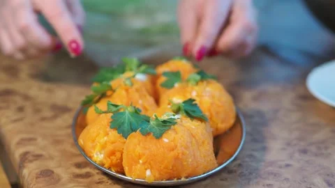 Making oranges from grated carrots, vegetable salad fillings with mayonnaise. Vídeos de archivo 167783598