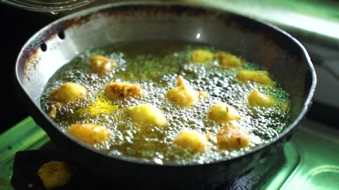 Making a padoka or pakora by hand a young woman in Indian homes 스톡 동영상 251673257