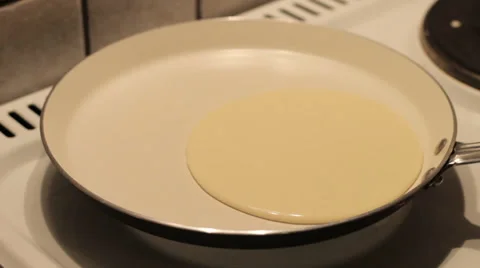 Making pancakes - fast motion Video stock 33480364