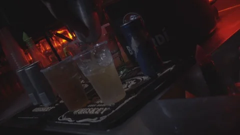 Making party drinks. Partygetränke einschenken. Stock Footage 127047598