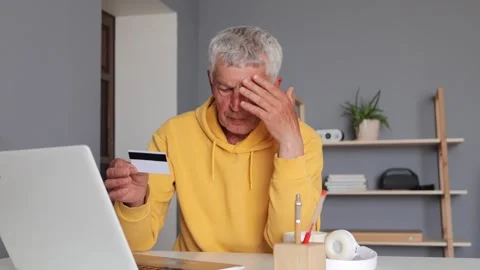 Making payments online. Placing an order on a laptop. Purchase made via laptop. Vídeos de archivo 292761219