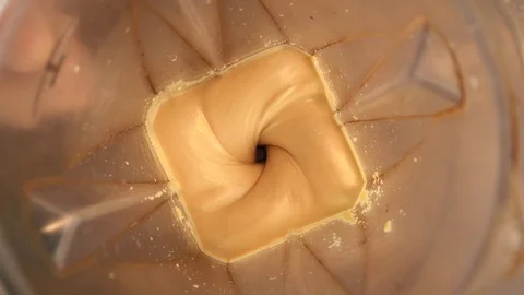 Making  peanut butter in a food processor. Creamy nut butter in a blender. Vidéo 122806039