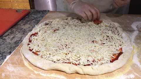 Making Pepperoni Pizza 스톡 동영상 98797047