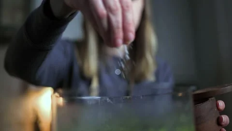 Making Pesto In the Kitchen Vídeos de archivo 149009861