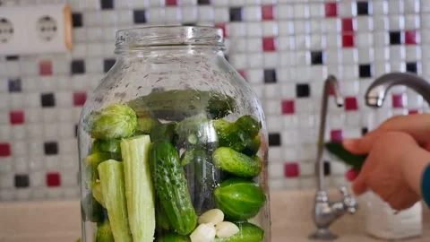 Making pickles in large glass jars, preparing summer pickles, preparing homem Vídeo Stock 137765038