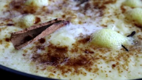 Making pineapple jam with cinnamon and cloves. Vídeos de archivo 342290990