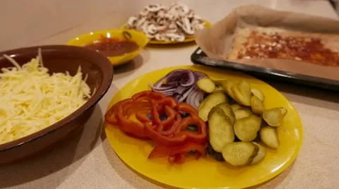 Making of pizza. 4K UHD timelapse Vídeo Stock 68606228