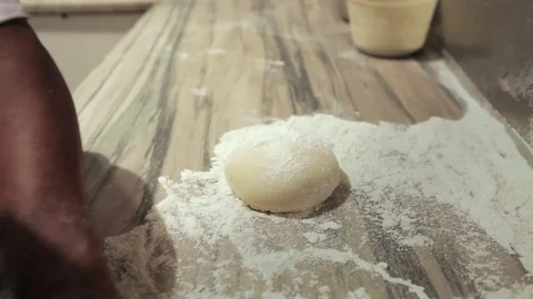 Making pizza Stockbeeldmateriaal 71732608