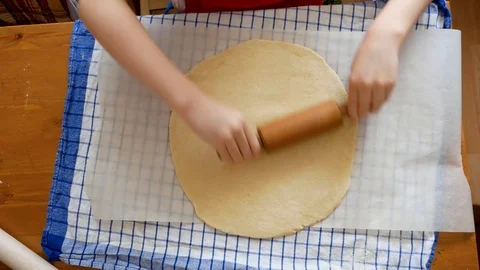 Making pizza or pide dough by close up girl hands in pastry kitchen Vidéo 102694093