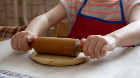 Making pizza or pide dough by close up girl hands in pastry kitchen Vidéo 102694094