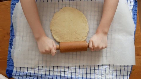 Making pizza or pide dough by close up girl hands in pastry kitchen. Vidéo 102694101