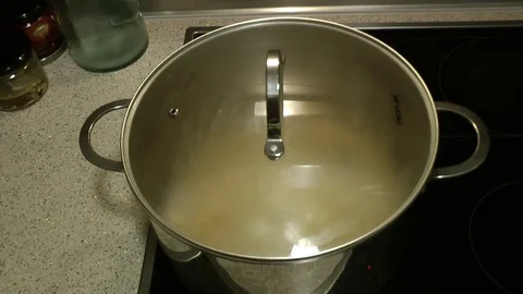 Making popcorn. Stockbeeldmateriaal 103421214