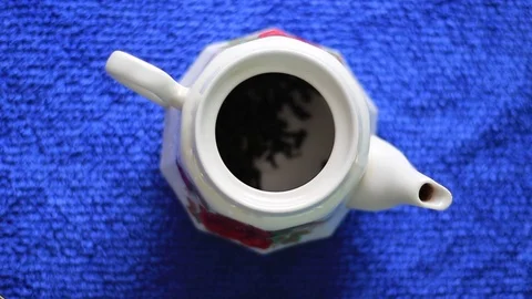 Making a pot of tea on a blue background Vídeo Stock 72814410