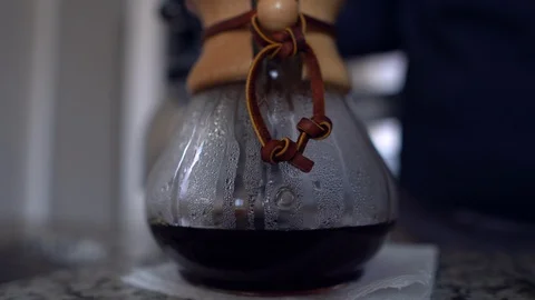 Making pour over coffee 動画素材 89927403