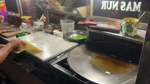 Making process of Martabak Telur. Vídeo Stock 237201856