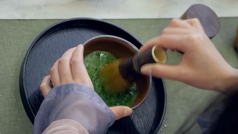 Making process Matcha green tea, traditional japanese style, bamboo whisk Vidéo 114794775