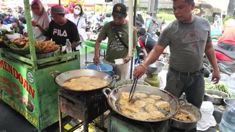 The Making Process of Tempe Mendoan Being Fried in Hot Cooking Oil 動画素材 340468971