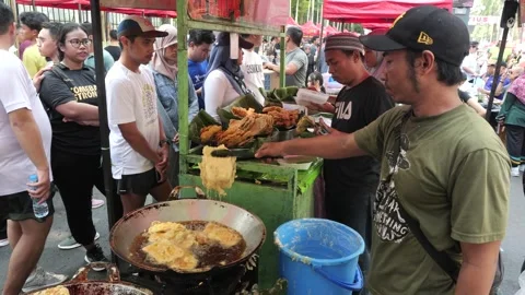 The Making Process of Tempe Mendoan Being Fried in Hot Cooking Oil 動画素材 340469295