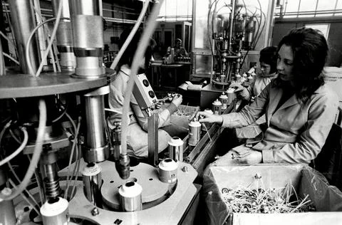 Making Up Push-button Sprays With Modern Equipment In The Evette Factory In The  Stock Photos